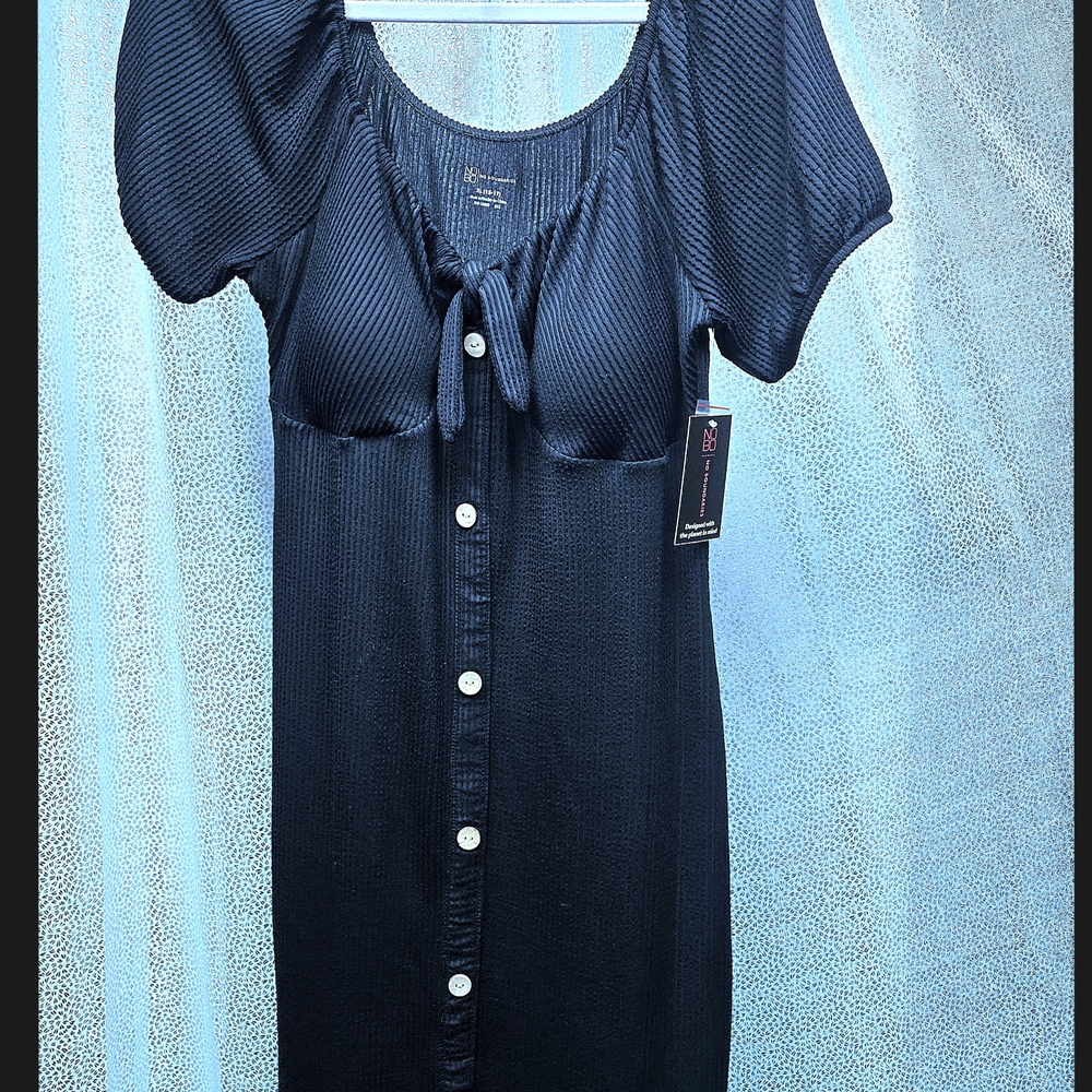 Elegant Black Midi Dress with Scoop Neck and Puff Sleeves - Picture 4 of 10